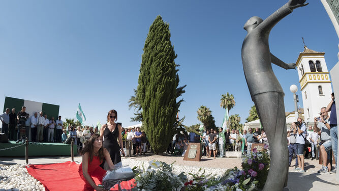 Loles López, del PP, deposita flores ante la estatua de Blas Infante.