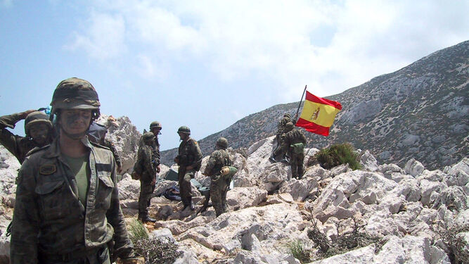 Tropas españolas colocan una bandera en el abandonado islote de Perejil.