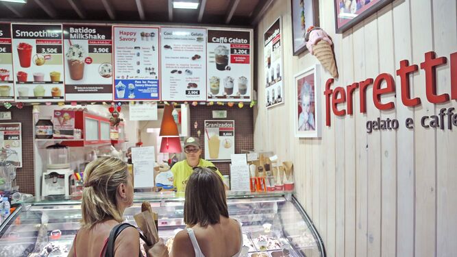 Dos jóvenes acuden a Ferretti Gelato e Cafe para probar la auténtica textura del helado italiano en el centro de Jerez.