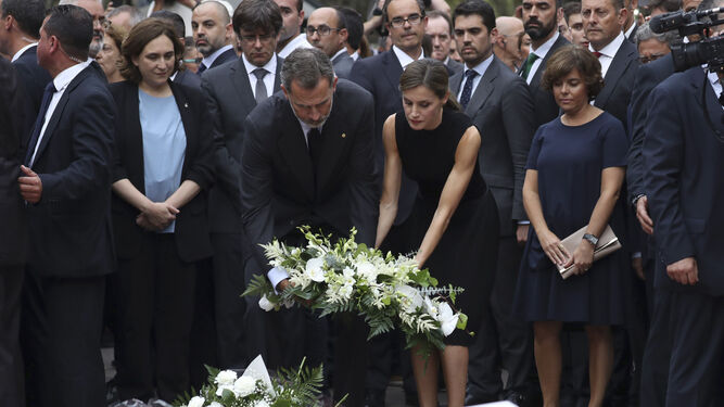 Los Reyes, en La Rambla de Barcelona, en un homenaje a las víctimas del 17-A dos días después.