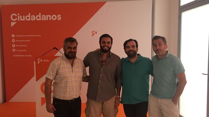 Juan José Meira junto a los responsables de la formación naranja.