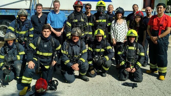 Bomberos y miembros de la UCA que están participando en la investigación de los acelerantes de incendios.
