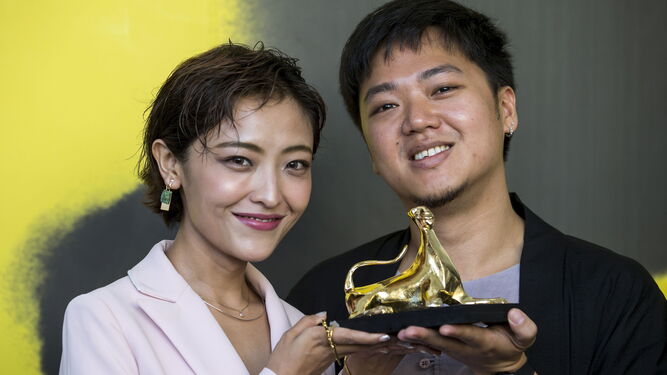 La actriz china Luna Kwok y el director de Singapur Yeo Siew Hua posan con el Leopardo de Oro.