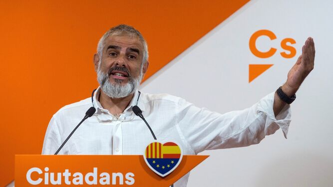 El portavoz de Ciudadanos en el Parlament, Carlos Carrizosa, atiende a los medios ayer en Barcelona.