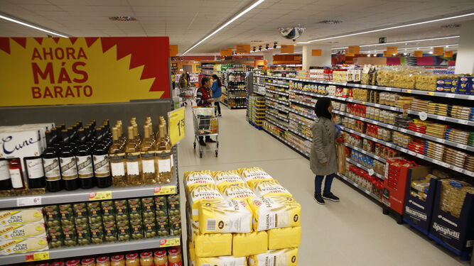 Imagen de una mujer comprando en un supermercado