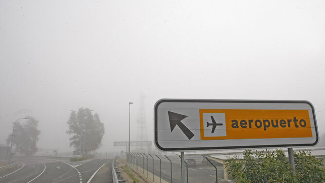 Imagen de las inmediaciones del aeropuerto en una mañana de niebla.