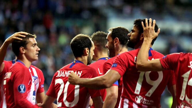 Los jugadores del Atlético felicitan a Diego Costa tras anotar el primer gol del partido.