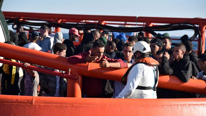 Varios de los migrantes rescatados ayer, al llegar al muelle de Crinavis.