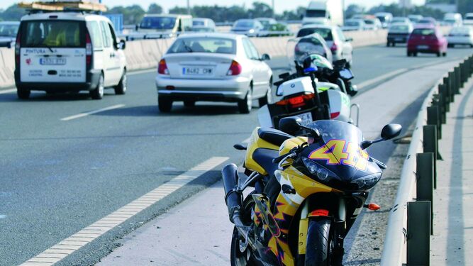 Es fundamental retirar la moto si ha quedado tirada en medio de la carretera o invade el carril contrario.