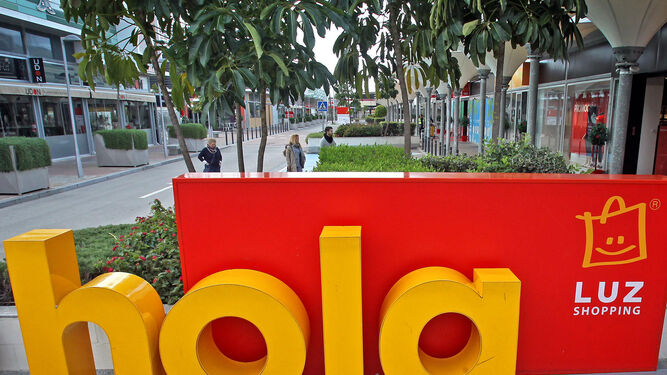 Imagen retrospectiva de una de las calles del parque comercial Luz Shopping.