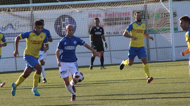 Javi Casares avanza con el balón en un momento del partido de ayer en Conil.