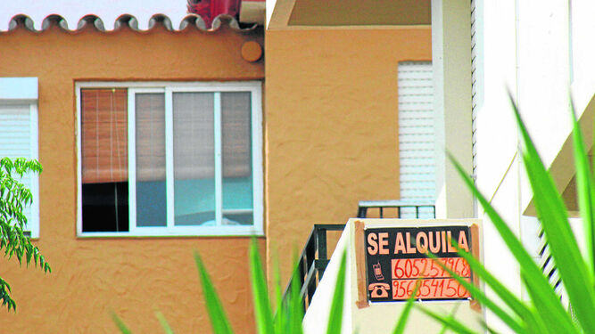 Imagen de un cartel de alquiler en una urbanización de la ciudad.