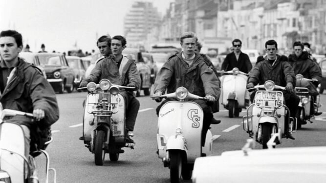 Jóvenes paseando en Vespa al italiano modo, en una imagen de los años 60.