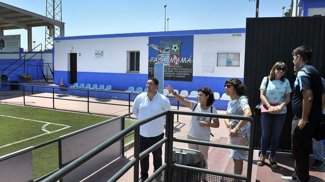 Nieves Mendoza, Carmen Collado y Laura Álvarez en la visita al campo de fútbol de Guadalcacín.