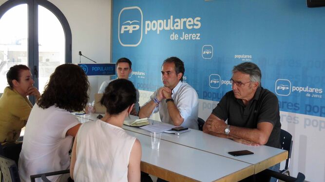 Un momento de la reunión entre los dirigentes populares y miembros de Jerez Felina.