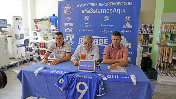 Villegas, Pérez-Rendón y Ramírez, en la presentación del trofeo.
