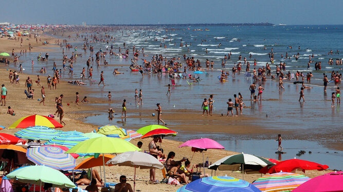 Una playa onubense en plena temporada de verano, cuando hay más afluencia de turistas.