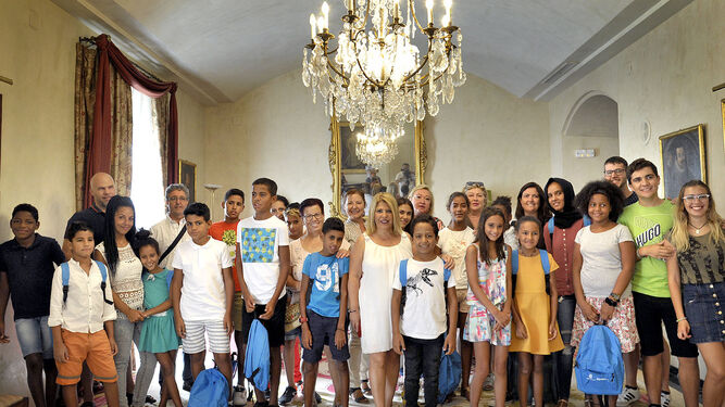 La alcaldesa posa ayer en el Ayuntamiento con los trece niños saharauis y miembros de las familias que los han acogido y de la Asociación Amirahui.
