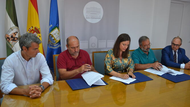 Momento de la firma del contrato de Parques y Jardines, ayer en dependencias municipales.