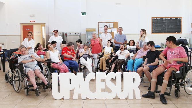 Un grupo de usuarios en el centro ocupacional de Upacesur en Jerez, acompañados por sus cuidadoras, el presidente de la entidad, Germán Fernández y el técnico de proyectos, Carlos Rodríguez de Medina.