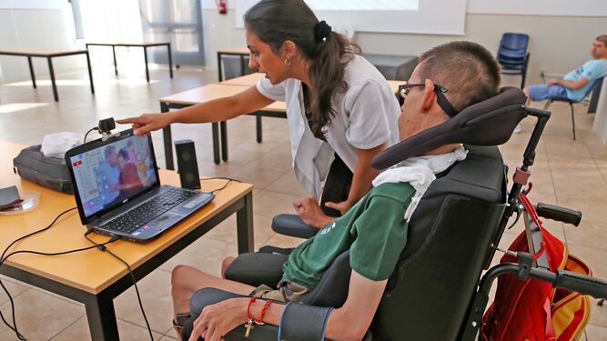 J  Un grupo de usuarios de usuarios de Upacesur con parálisis cerebral conviven durante el día en el centro ocupacional de la entidad jerezana acompañados de sus cuidadores.