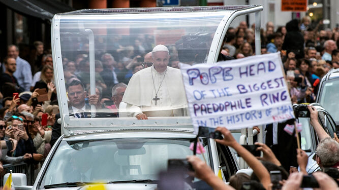 Una activista muestra al papa Francisco una pancarta contra los casos de pedofilia durante su visita a Dublín.