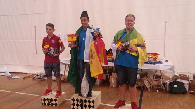 Los vencedores en las distintas categorías posan en el podio durante la celebración del campeonato celebrado el pasado fin de semana en Avilés.