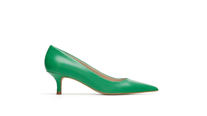 Salones de tac&oacute;n bajo: en color verde retro. De Zara.