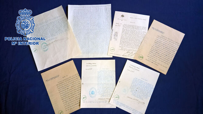 Estos son los siete documentos que la Policía Nacional recuperó en la casa de subastas.