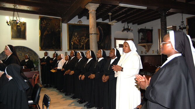 La comunidad de monjas agustinas del monasterio de Santa María de Gracia celebrando la Eucaristía.