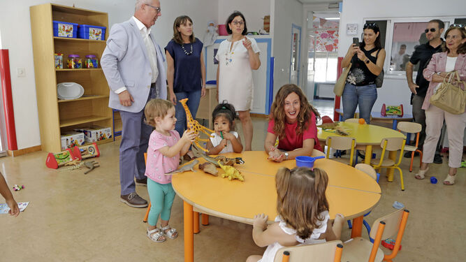 Un momento de la visita realizada ayer por Juan Luis Belizón, Remedios Palma y Laura Álvarez a la Escuela Infantil Primavera.