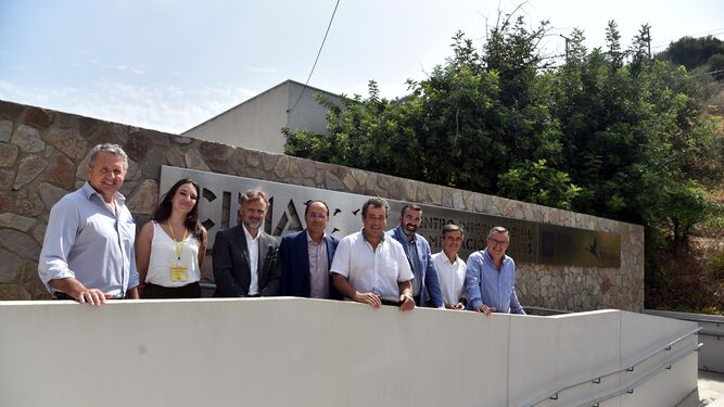 Representantes de la Fundación Migres y de la Junta de Andalucía, ayer en el CIMA de Tarifa.