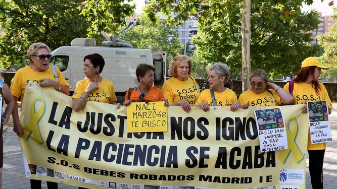 Miembros de la Asociación SOS. Bebés robados con una pancarta este martes a las puertas de la Audiencia Provincial de Madrid.
