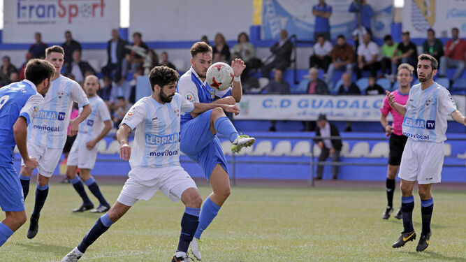 Rosales pelea con un futbolista de la Lebrijana en el partido de la campaña pasada.
