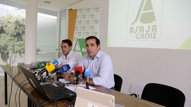 Pedro Gallardo, presidente de Asaja-Cádiz, y Luis Ramírez, secretario general de la organización, durante la rueda de prensa celebrada ayer.