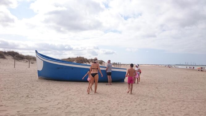 La llegada de la patera provocó curiosidad entre los bañistas presentes en la playa portuense.
