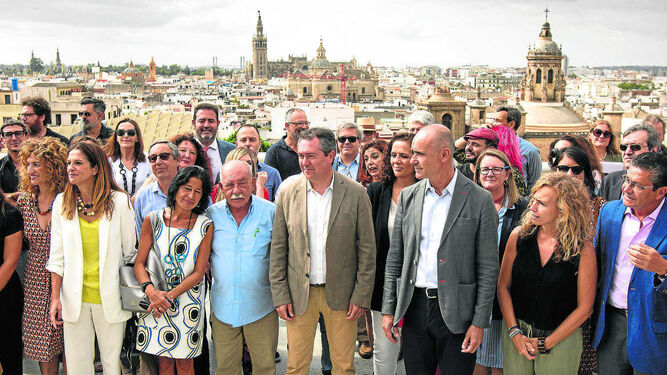 El alcalde y Antonio Zoido posan en las Setas junto a Mercedes de Pablos, Antonio Muñoz, Isabel Ojeda y el resto de representantes de las entidades públicas y privadas que participan.