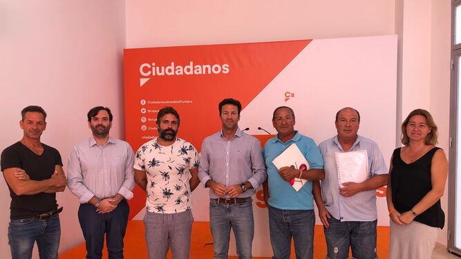 Responsables de Ciudadanos Jerez con representantes de la plantilla del albergue municipal.