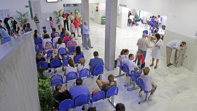 Usuarios en el centro de salud de La Milagrosa, últimas instalaciones que se han abierto en Jerez.
