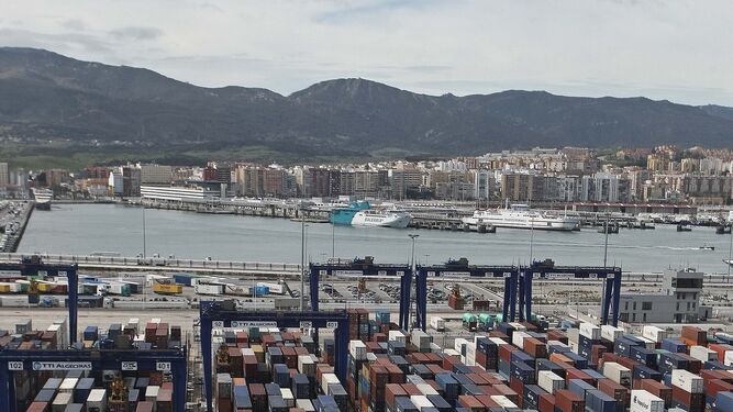 Contenedores apilados en el Puerto de Algeciras.