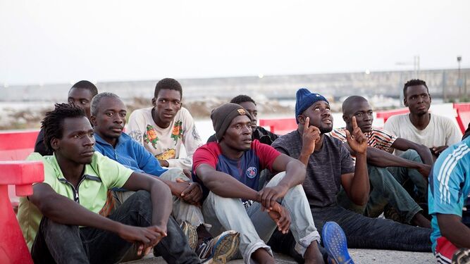 Imagen de varios inmigrantes rescatados hace unos días en otra patera.