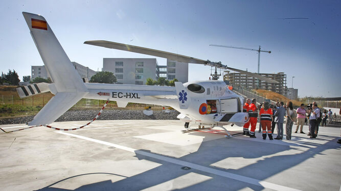 El helicóptero del 061 en su base del hospital de Jerez.