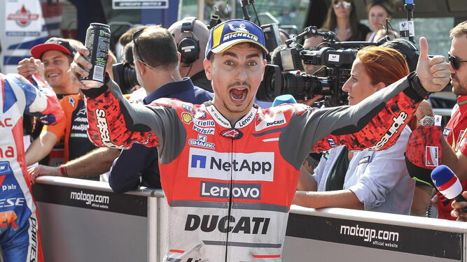 Jorge Lorenzo celebra su 'pole' en el circuito Marco Simoncelli de Misano Adriático.