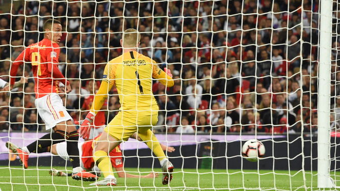Rodrigo, en el momento en el que consigue batir al meta inglés Pickford para poner por delante en el marcador a la selección española.