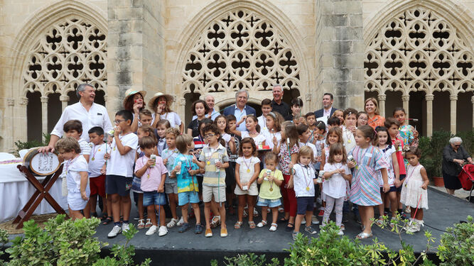 Los participantes en el IV Concurso de Venencia Infantil posan tras la entrega de premios.