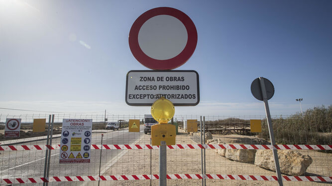 Acceso restringido para los vehículos a partir de la primera pista de acceso a la playa.