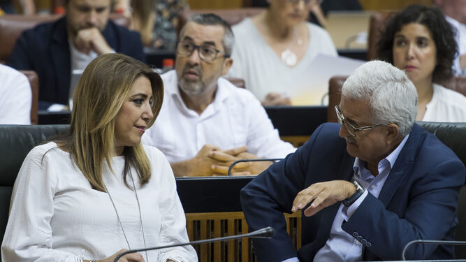 La presidenta de la Junta de Andalucía, Susana Díaz, conversa con el vicepresidente, Manuel Jiménez Barrios, en el pleno del Parlamento de Andalucía