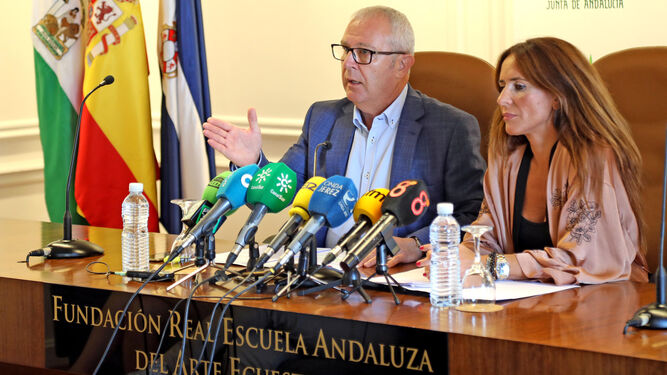 Juan Luis Belizón y Gema Pérez, ayer en la rueda de prensa que ofrecieron en la Real Escuela.