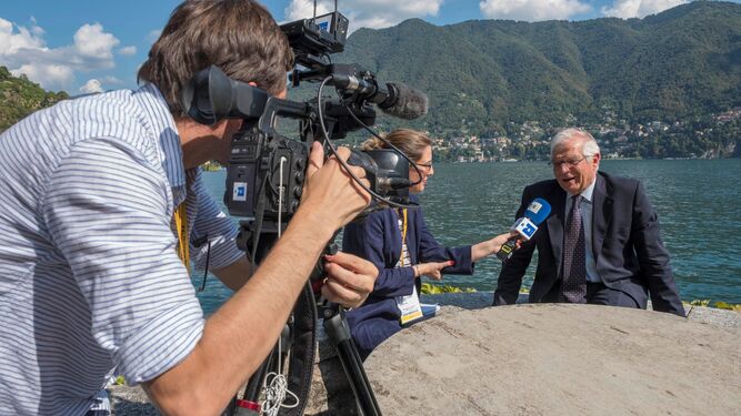 Imagen del ministro Borrell durante una entrevista mantenida en un receso del Foro de diálogo Ambrosetti, celebrado este fin de semana en Italia.