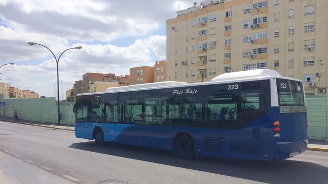 Un autobús urbano discurre por la ciudad, en una imagen reciente.